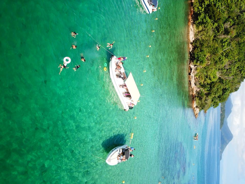 Blue Lagoon, parada do roteiro Half Island